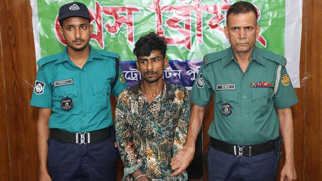 ‘ডাকাতের’ হাতে থানার লুট হওয়া অস্ত্র-গুলি