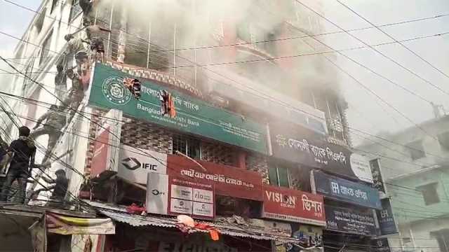 বাগেরহাটে বাণিজ্যিক ভবনে ভয়াবহ অগ্নিকাণ্ডে নারীর মৃত্যু, নিয়ন্ত্রণে ফায়ার সার্ভিস ও সেনাবাহিনী