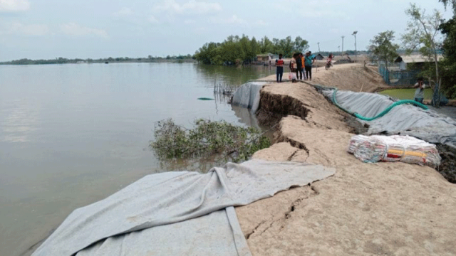 উপকূল রক্ষা বাঁধে ভয়াবহ ধস, প্লাবনের আশঙ্কা সুন্দরবন তীরবর্তী জনপদে