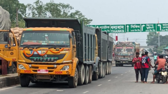 ছুটির পর প্রাণ ফিরল বাংলাবান্ধা বন্দরে