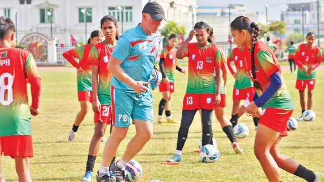 দ্বন্দ্বের অবসান, বাটলারের অনুশীলনে বিদ্রোহী ফুটবলাররা