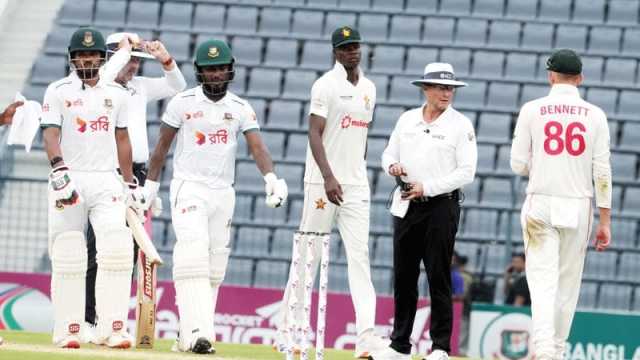 সকালেই তিন উইকেট হারিয়ে বিপদে বাংলাদেশ