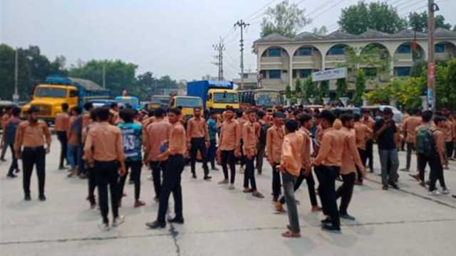 বগুড়ায় পলিটেকনিক শিক্ষার্থীদের মহাসড়ক অবরোধ
