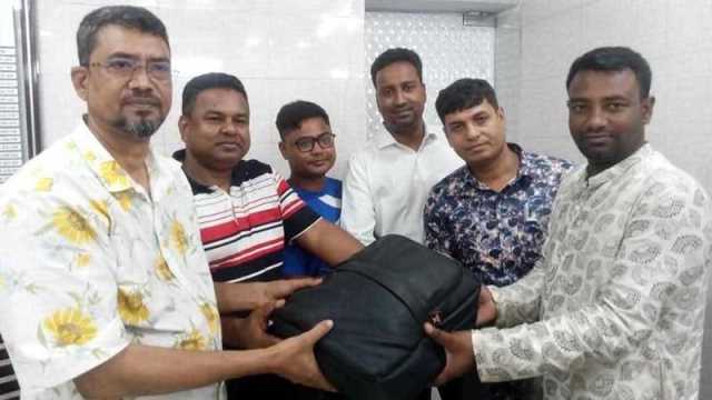 ২৫ লাখ টাকার স্বর্ণালংকার ফেরত দিলেন অটোরিকশাচালক খাইরুল