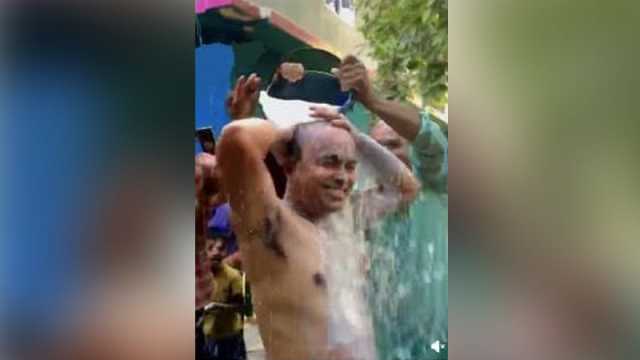 স্ত্রীর প্রেমের সম্পর্কের জেরে তালাক, দুধ দিয়ে গোসল করলেন প্রবাসী স্বামী