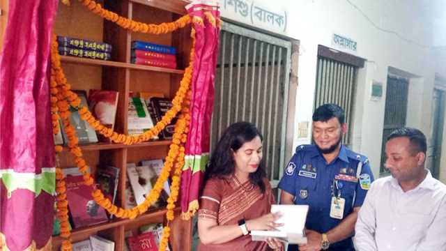থানায় হাজতিদের জন্য বই কর্নার