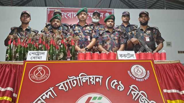 শিবগঞ্জ সীমান্তে পেট্রোল বোমা ও ককটেলের বড় চালান আটক