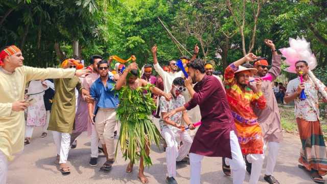 বর্ণিল আয়োজনে রাবিতে নতুন বছরকে বরণ করে নিলেন শিক্ষার্থীরা