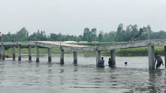 স্রোতে ভেসে যাওয়া সেতুটি মেরামত হয়নি আজও
