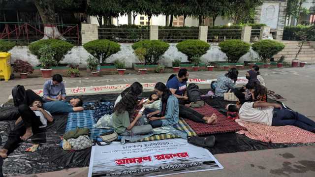 ৩১ ঘণ্টা অনশনে চবির নয় শিক্ষার্থী, দু’জনকে স্যালাইন