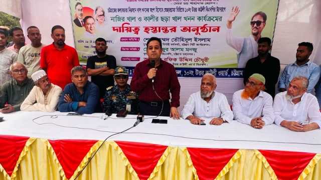 স্বেচ্ছাশ্রমে চট্টগ্রামে খাল খনন করছে বিএনপি