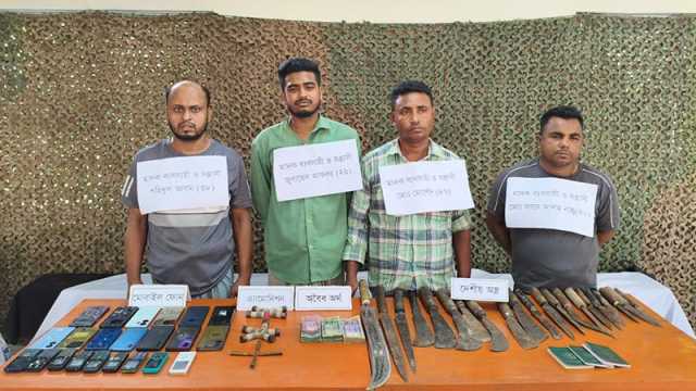 চট্টগ্রামে অস্ত্র-গুলিসহ ৪ জন আটক