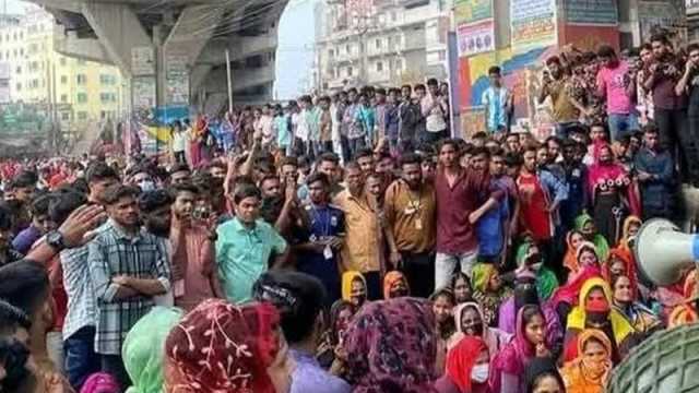 চট্টগ্রাম ইপিজেডে শ্রমিক ছাঁটাইয়ের প্রতিবাদে সড়ক অবরোধ