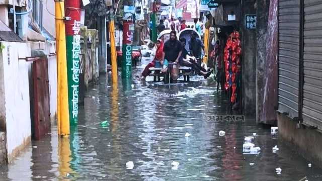 তীব্র গরমেও চট্টগ্রামে সড়কে হাঁটু পানি!