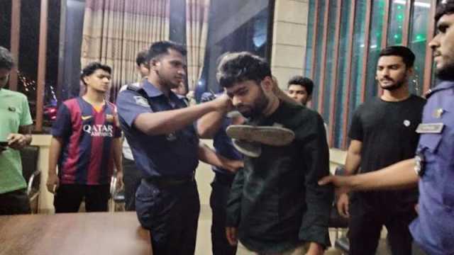 ছাত্রলীগ সন্দেহে চাবির সাবেক শিক্ষার্থীকে মারধর, জুতার মালা পরিয়ে পুলিশে সোপর্দ