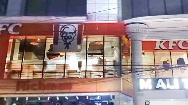 কুমিল্লায় কেএফসি রেস্টুরেন্টে হামলা ভাঙচুর