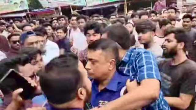 উপদেষ্টা আসিফের পদত্যাগ দাবিতে মুরাদনগরে বিক্ষোভ, পুলিশের বাধা