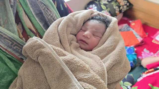 সন্তানকে পেয়ে আনন্দাশ্রু বাধ মানছে না তুষার-শান্তা দম্পতির
