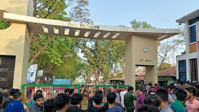 শিক্ষার্থীর ওপর স্থানীয়দের হামলার প্রতিবাদ, চবির মূল ফটকে তালা