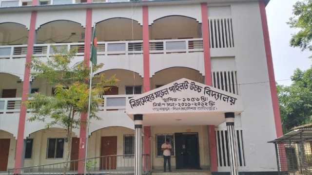 চাঁদপুরে এসএসসি পরীক্ষায় শিক্ষার্থীদের উত্তর বলে দেওয়ায় হল সুপার গ্রেপ্তার