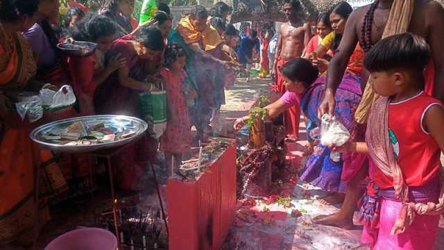চাটমোহরে ঐতিহ্যবাহী চড়ক পূজা শুরু
