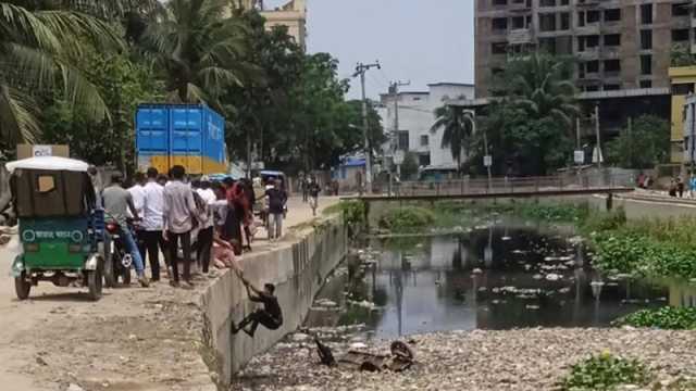 চট্টগ্রামে এবার ব্যাটারি রিকশা উল্টে খালে, রক্ষা পেলেন চালক-যাত্রী