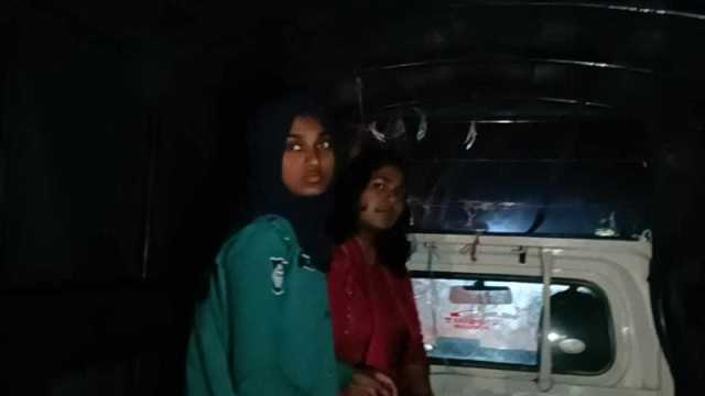 বরিশাল বিশ্ববিদ্যালয়ে নিষিদ্ধ সংগঠনের নেত্রীকে পুলিশে দিল ছাত্রদল