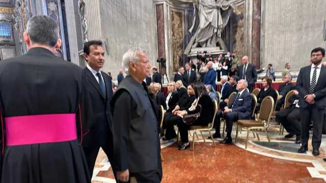 পোপকে শ্রদ্ধা জানাতে ভ্যাটিকানের সেন্ট পিটার্স বাসিলিকায় প্রধান উপদেষ্টা