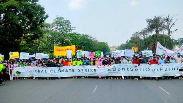 জীবাশ্ম জ্বালানিতে অর্থায়ন বন্ধে বিশ্বনেতাদের প্রতি তরুণদের আহ্বান
