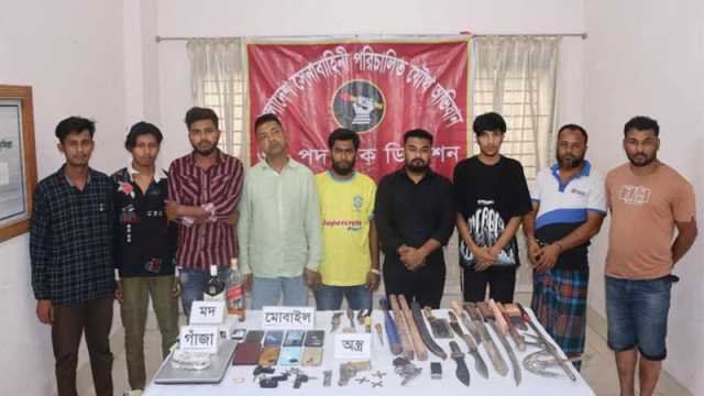 কুমিল্লায় অস্ত্র মাদকসহ কিশোর গ্যাংয়ের ৯ সদস্য আটক