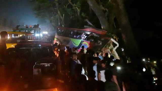 বিদ্যুতের খুঁটির সঙ্গে বাসের ধাক্কা, প্রাণ গেল ৩ জনের