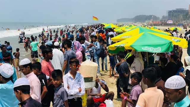 পর্যটকে টইটম্বুর কক্সবাজার সমুদ্রসৈকত