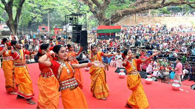 চট্টগ্রামে নববর্ষের শোভাযাত্রা, সিআরবিতে নেই কাঙ্ক্ষিত দর্শক