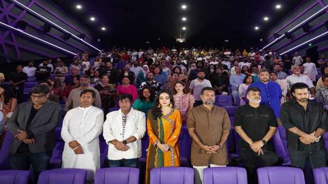 উত্তরার সিনেমা হলে দাঁড়িয়ে ফিলিস্তিনে গণহত্যার প্রতিবাদ