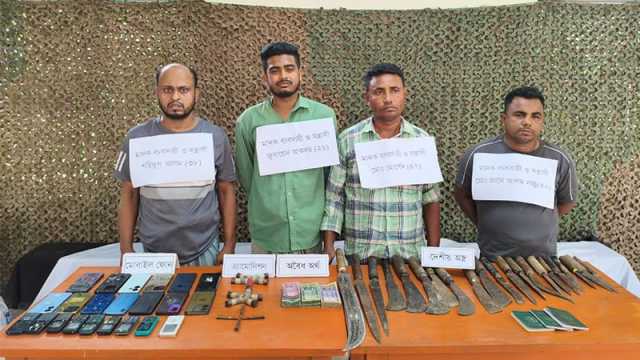 বোয়ালখালীতে অস্ত্র-গুলিসহ ৪ জন আটক