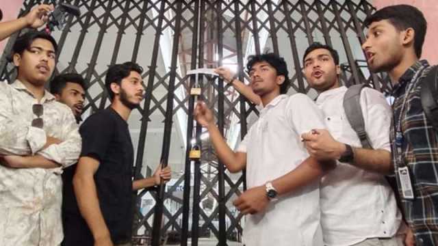ঢাকা পলিটেকনিকে তালা ঝুলিয়ে দিলেন শিক্ষার্থীরা