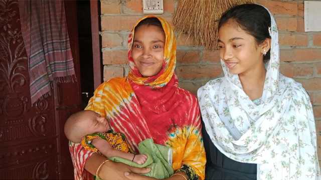 সমকালের দেওয়া উপহার পেয়ে আনন্দে আত্মহারা মুশফিকের পরিবার