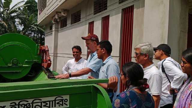 দিনাজপুরে কৃষি যন্ত্রপাতির কারখানা পরিদর্শন জাতিসংঘ ও বিশ্বব্যাংক প্রতিনিধি দলের