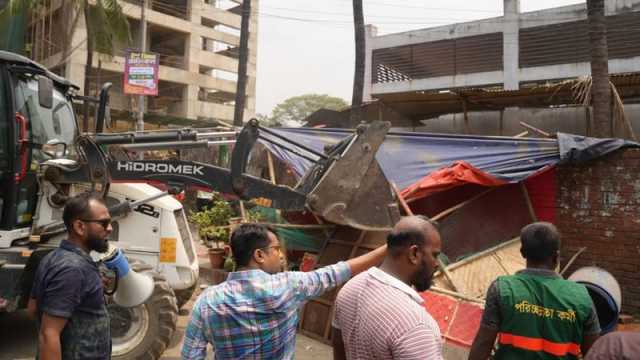 রাজধানীতে ফুটপাত ও রাস্তা থেকে চারশ’ দোকান উচ্ছেদ