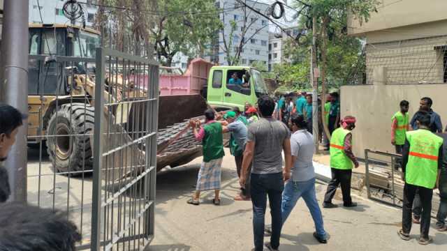 মিরপুরে সড়কে নির্মিত অবৈধ আট গেট গুঁড়িয়ে দিল ডিএনসিসি