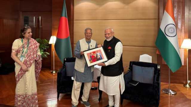 স্বর্ণপদক গ্রহণের সেই ছবি নরেন্দ্র মোদিকে উপহার দিলেন ড. ইউনূস