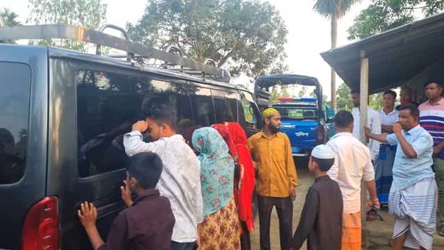ফুলবাড়িয়ায় বাবা-ছেলেকে কুপিয়ে হত্যার ঘটনায় গ্রেপ্তা‌র ৩