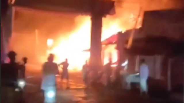 চাঁদপুরে আগুনে পুড়ে ছাই ১৩ দোকান
