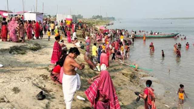 চরভদ্রাসনের পদ্মা নদীতে পুণ্যার্থীদের গঙ্গাস্নান