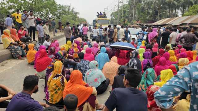 ধামরাই ও গাজীপুরে পোশাক শ্রমিকদের মহাসড়ক অবরোধ