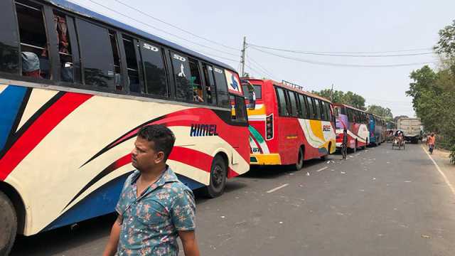 নদী পাড়ের অপেক্ষায় যানবাহনের দীর্ঘ সারি, ভোগান্তি