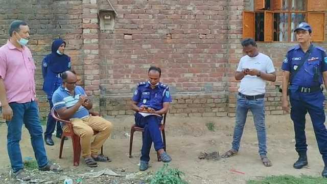 বাড়ি থেকে বের হচ্ছিল দুর্গন্ধ, দরজা ভেঙে মিলল নারীর ঝুলন্ত মরদেহ