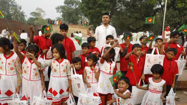 সুবিধাবঞ্চিত শিশুদের মাঝে ছাত্রদলের বৈশাখী উপহার