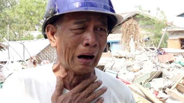 বিধ্বস্ত স্কুলে সন্তানদের নাম ধরে ডাকছেন অসহায় বাবা-মায়েরা