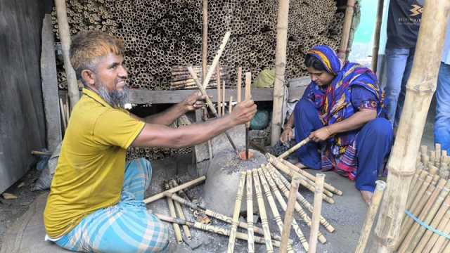 মেলা ঘিরে বাঁশি তৈরির ব্যস্ততা